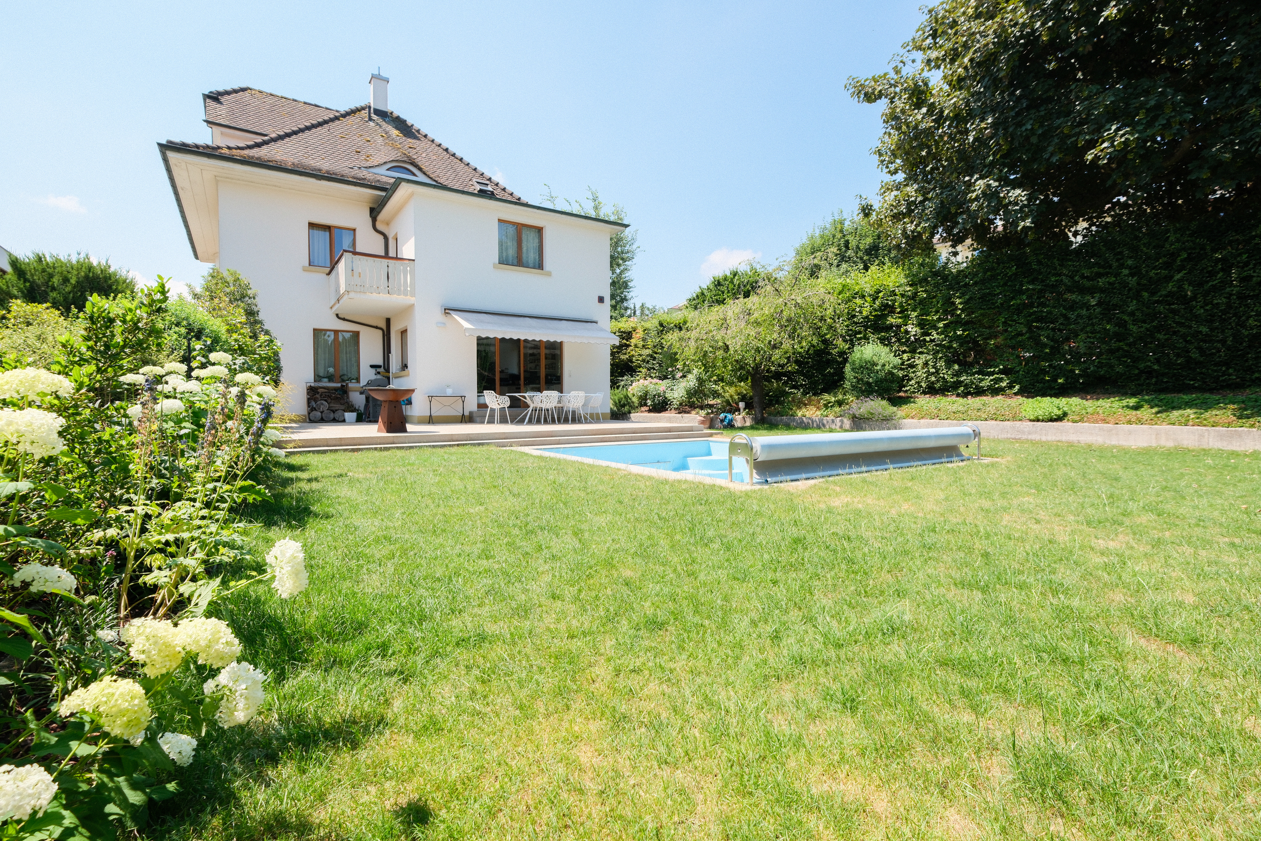 Einfamilienhaus mit Garten und Pool