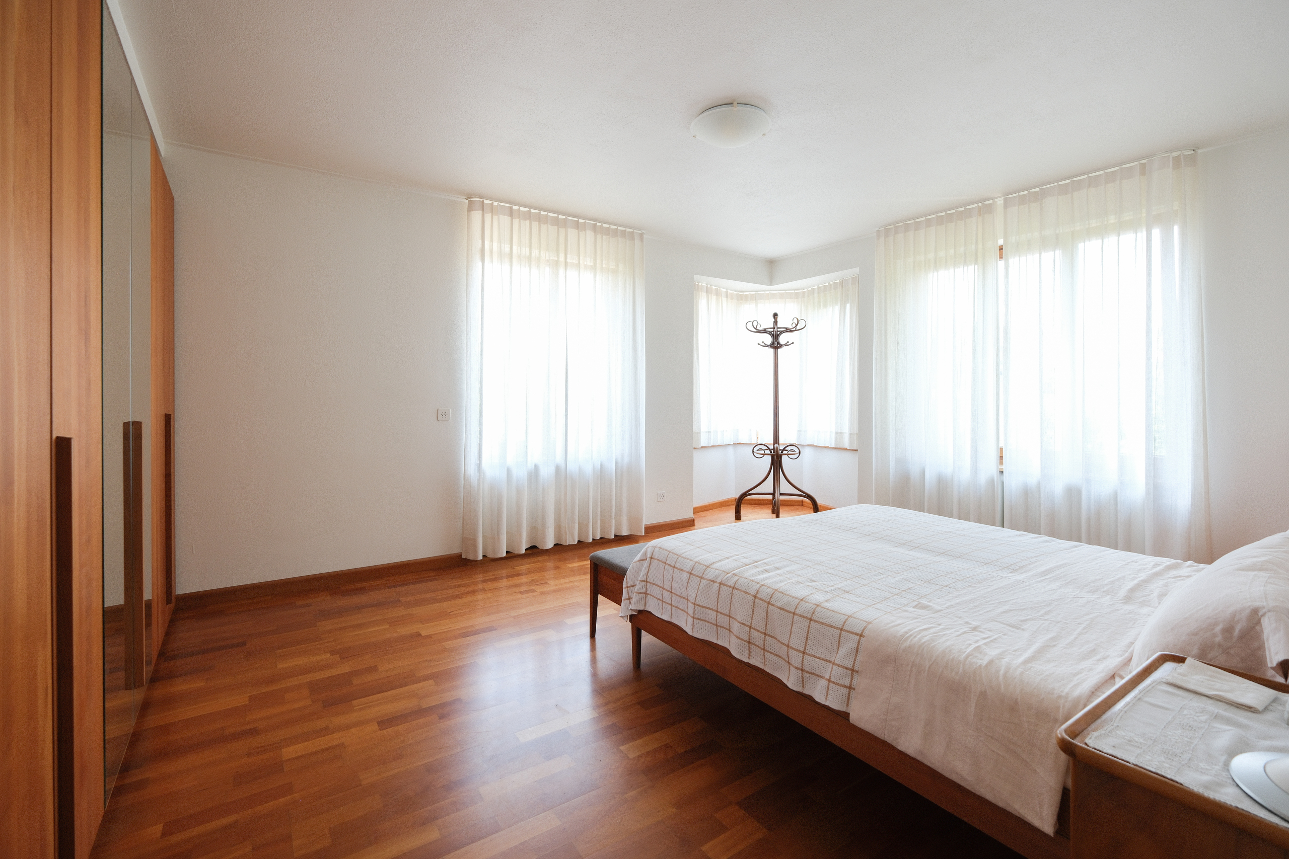 Helles Schlafzimmer mit Holzfußboden