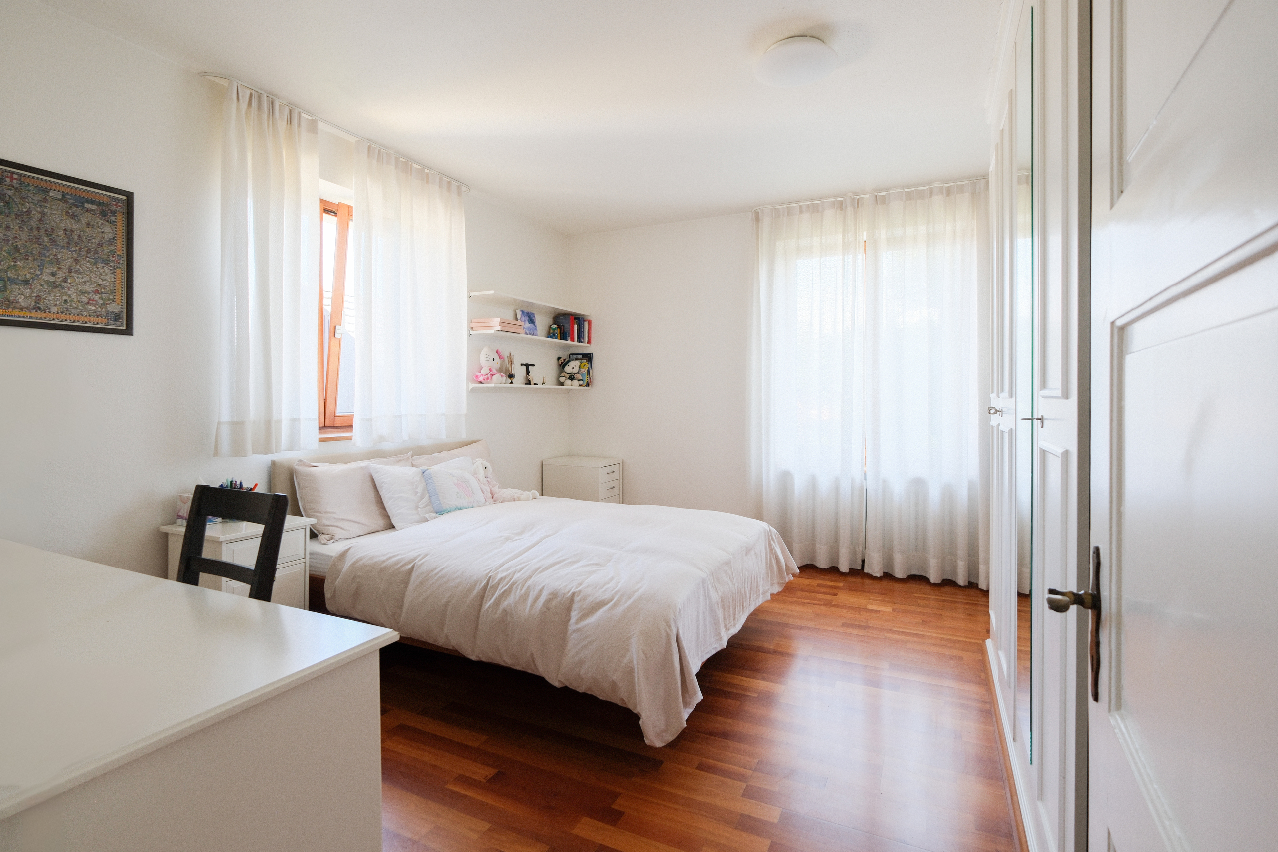 Helles Schlafzimmer mit Holzfußboden