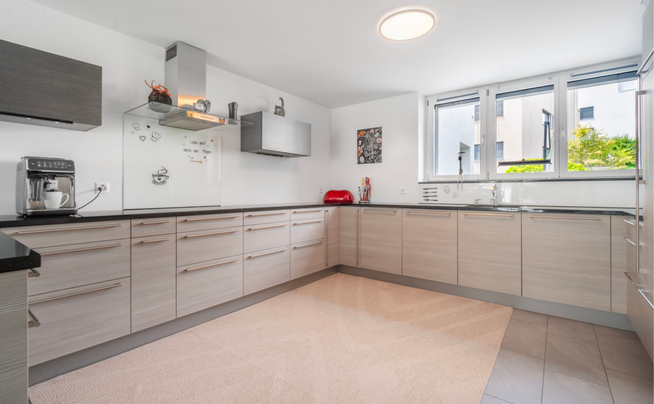 Moderne Einbauküche mit hellem Fensterlicht