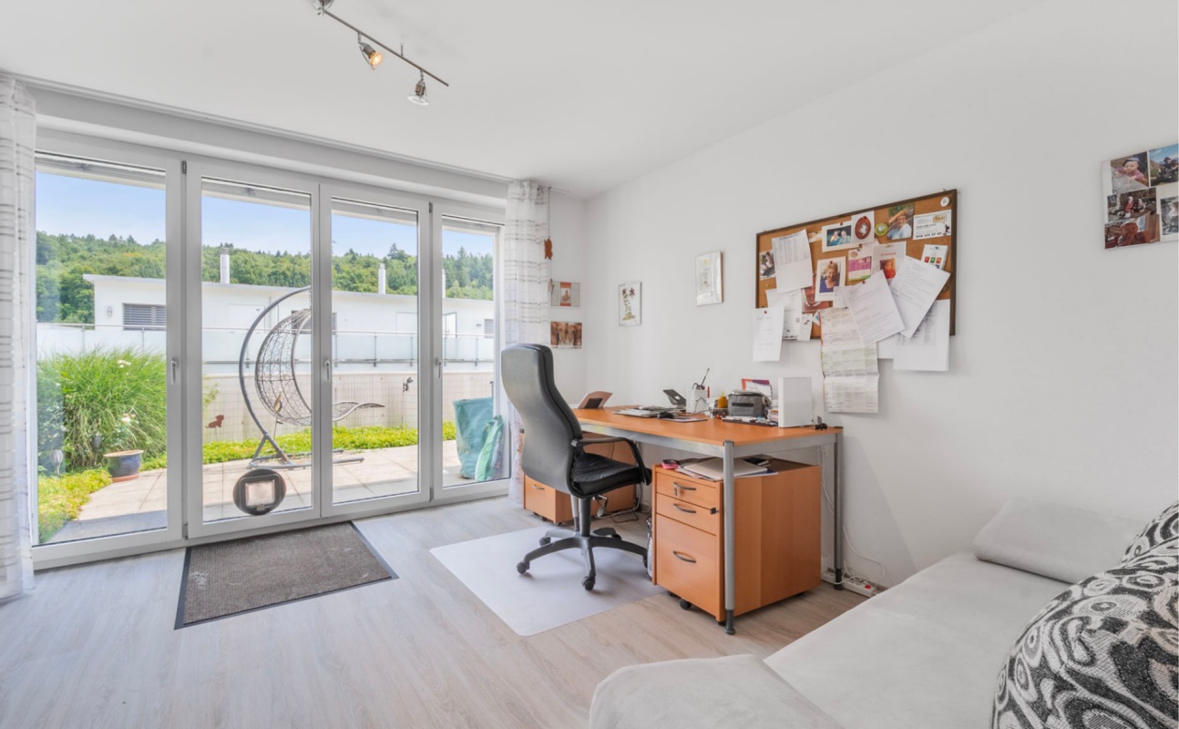 Helles Arbeitszimmer mit Terrassenzugang