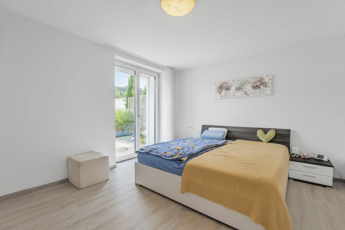 Helles Schlafzimmer mit Gartenblick