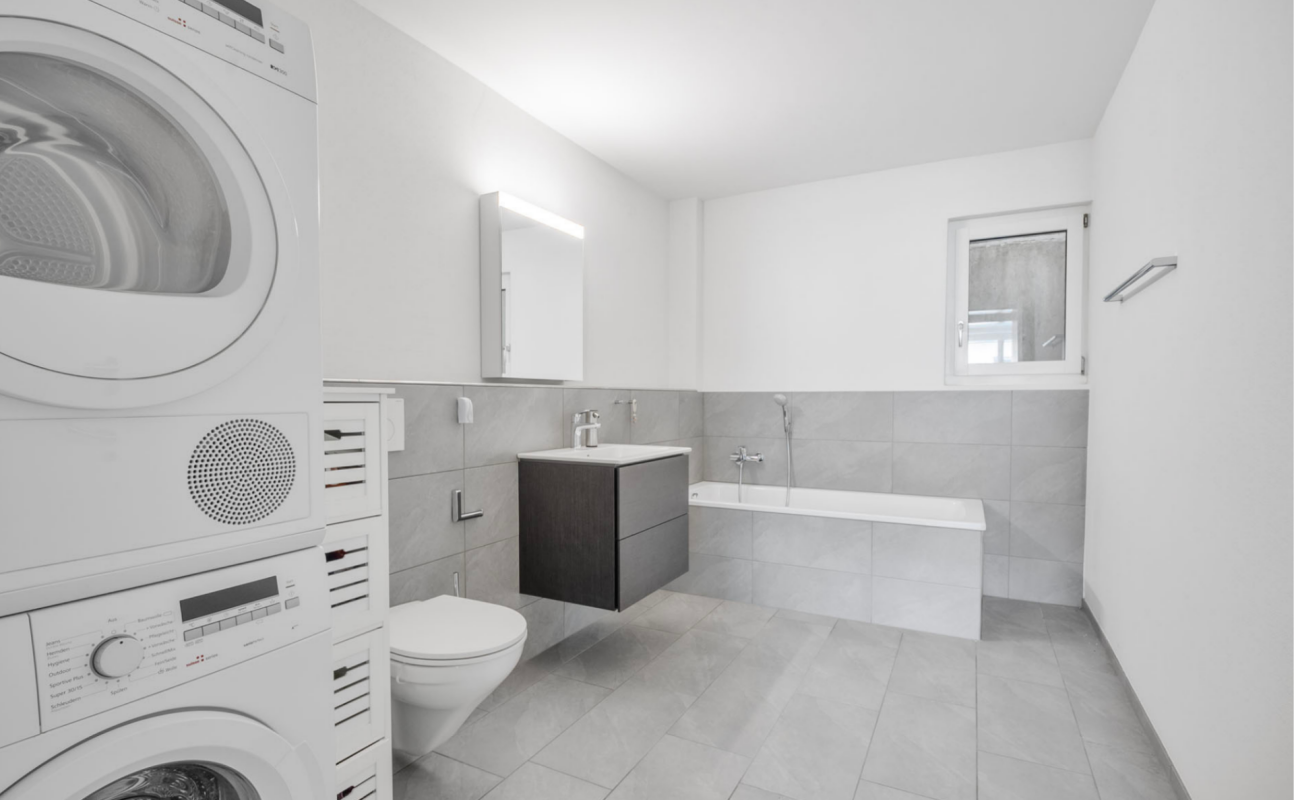 Modernes Bad mit Waschtisch, Wanne und Waschturm