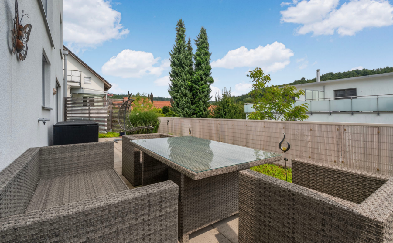 Terrasse mit Gartenmöbeln