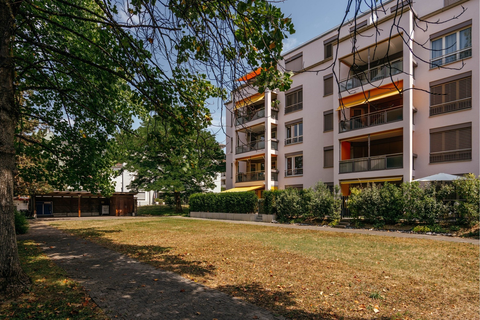 Mehrfamilienhaus mit begrüntem Innenhof