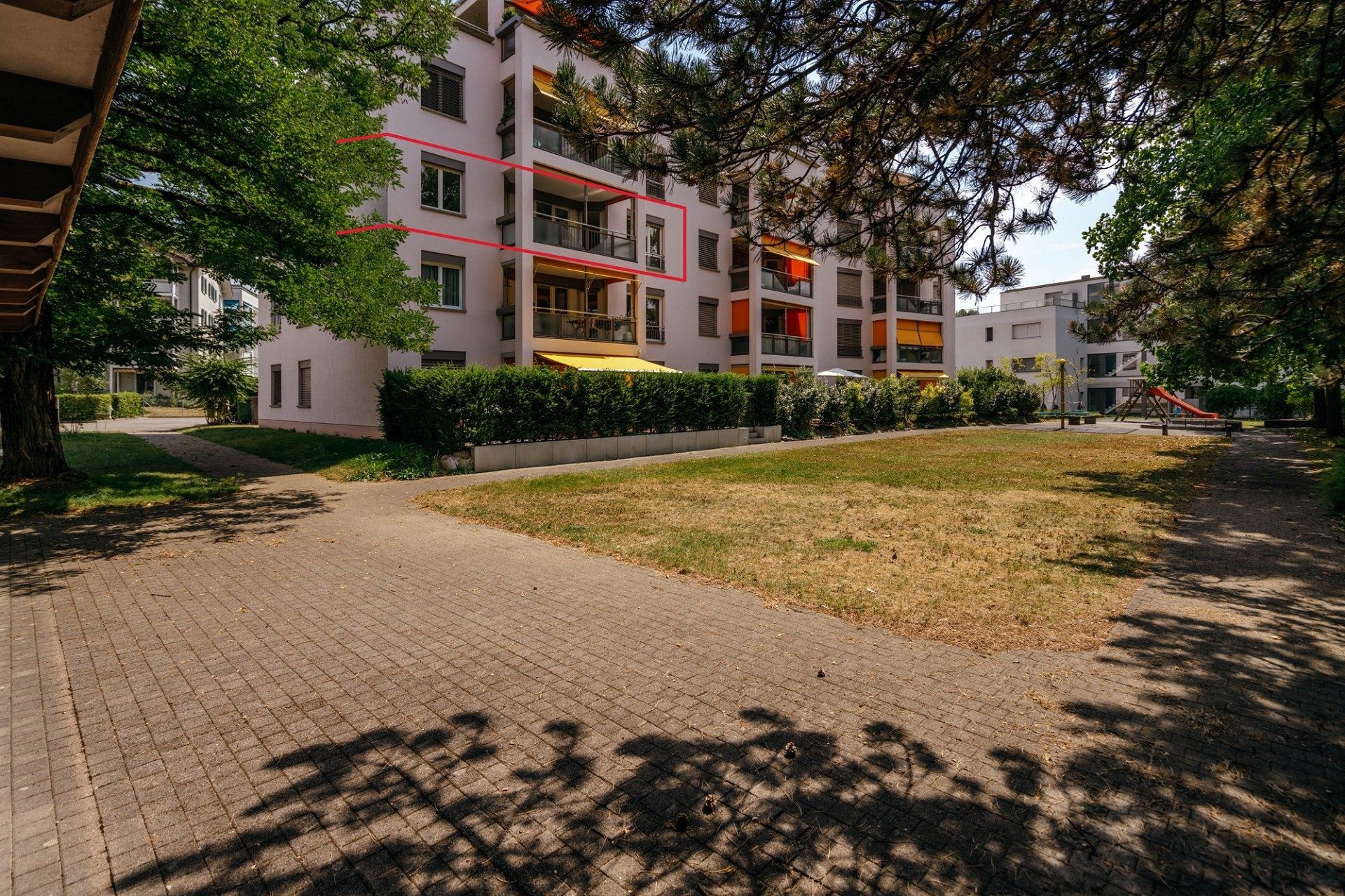 Wohnanlage mit begrüntem Innenhof