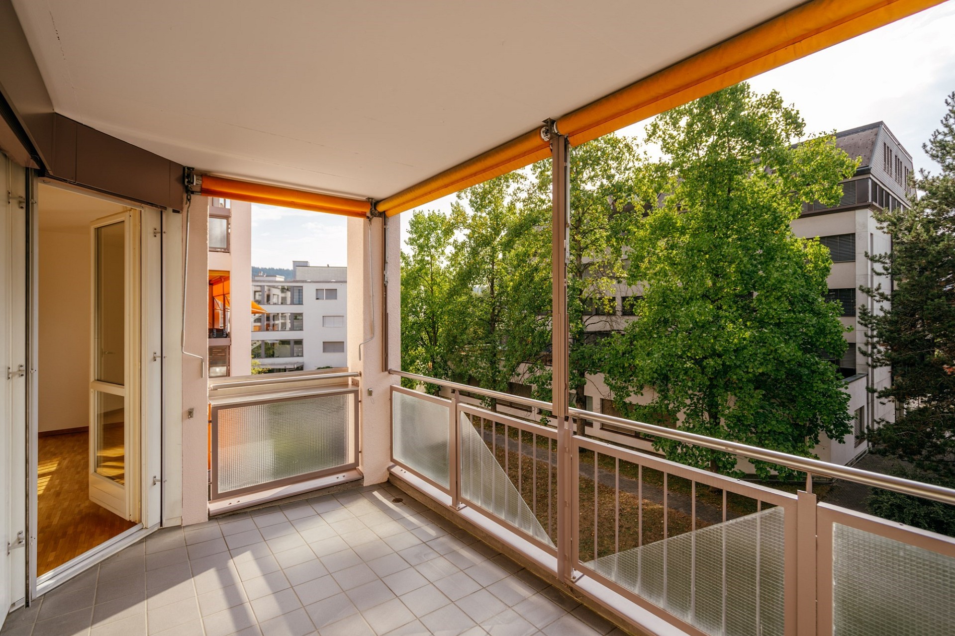 Überdachter Balkon mit Blick ins Grüne