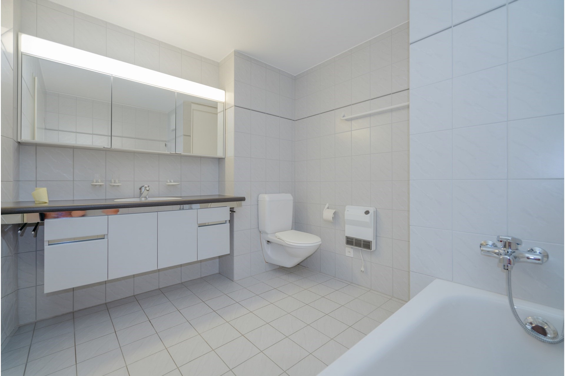 Modernes Badezimmer mit Wanne und Spiegelschrank