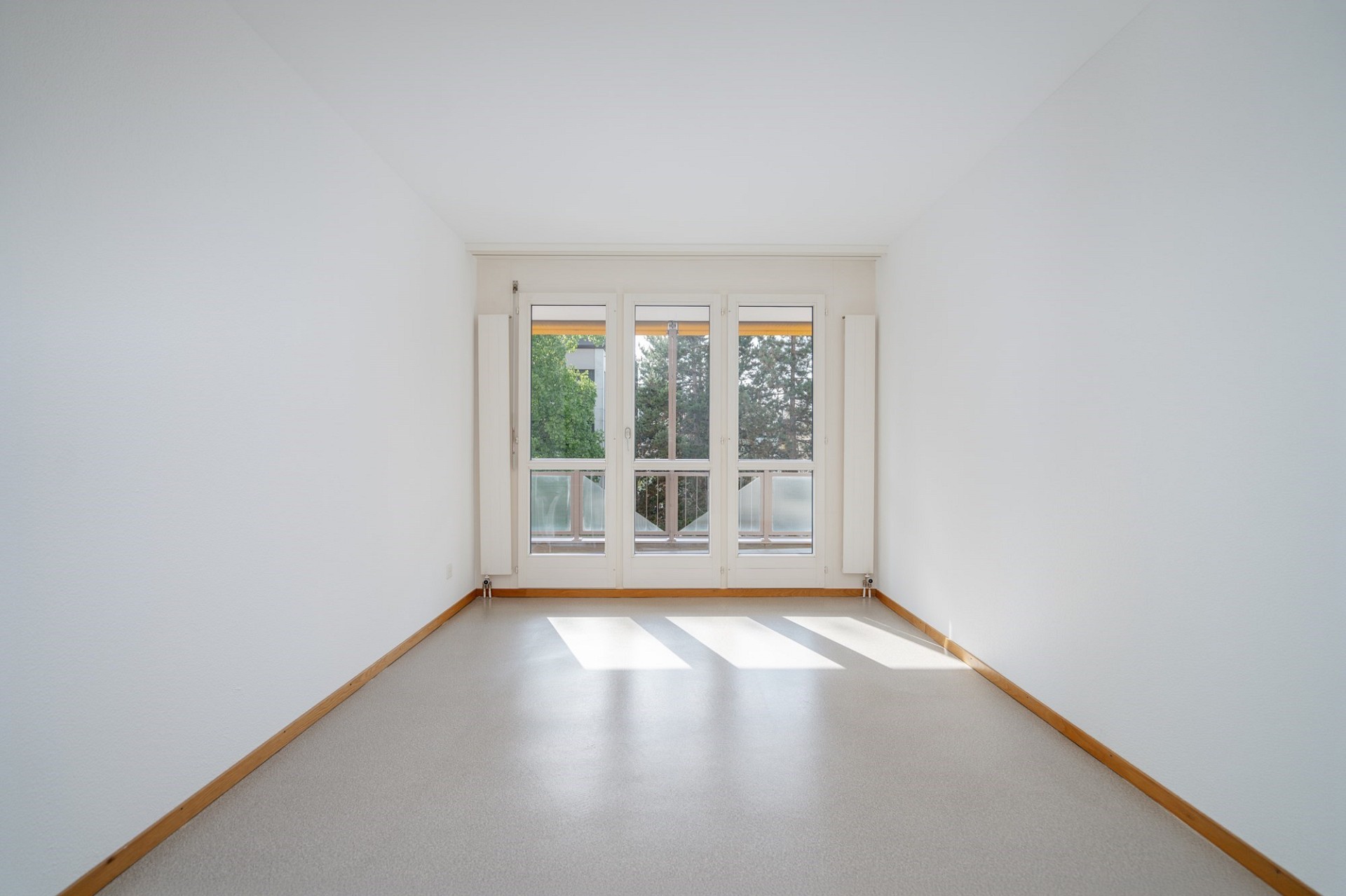 Leerer heller Raum mit großem Fenster