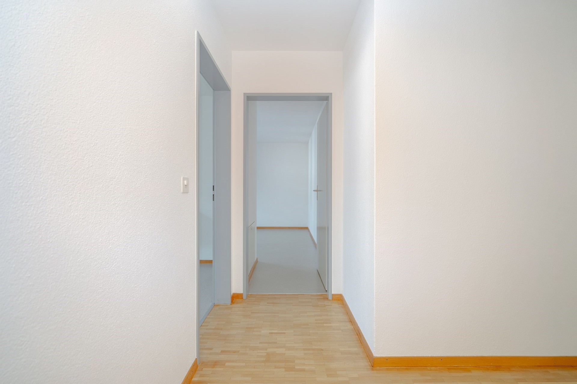 Heller Flur mit Türen