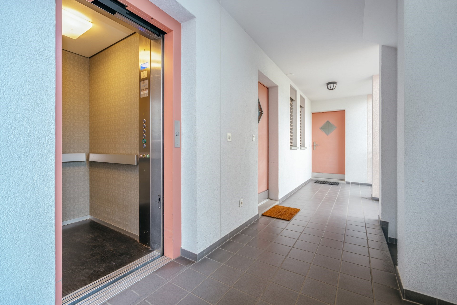 Treppenhaus mit Aufzug und Flur