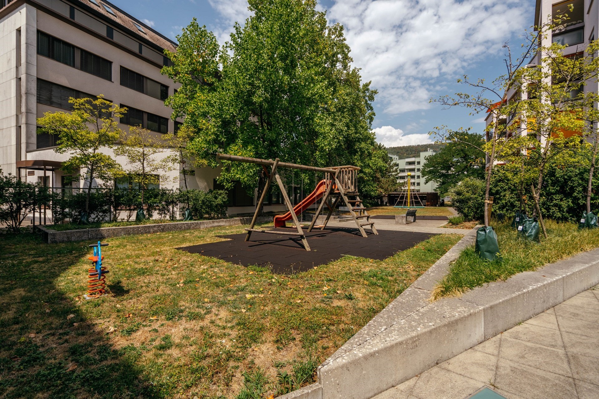 Außenbereich mit Spielplatz