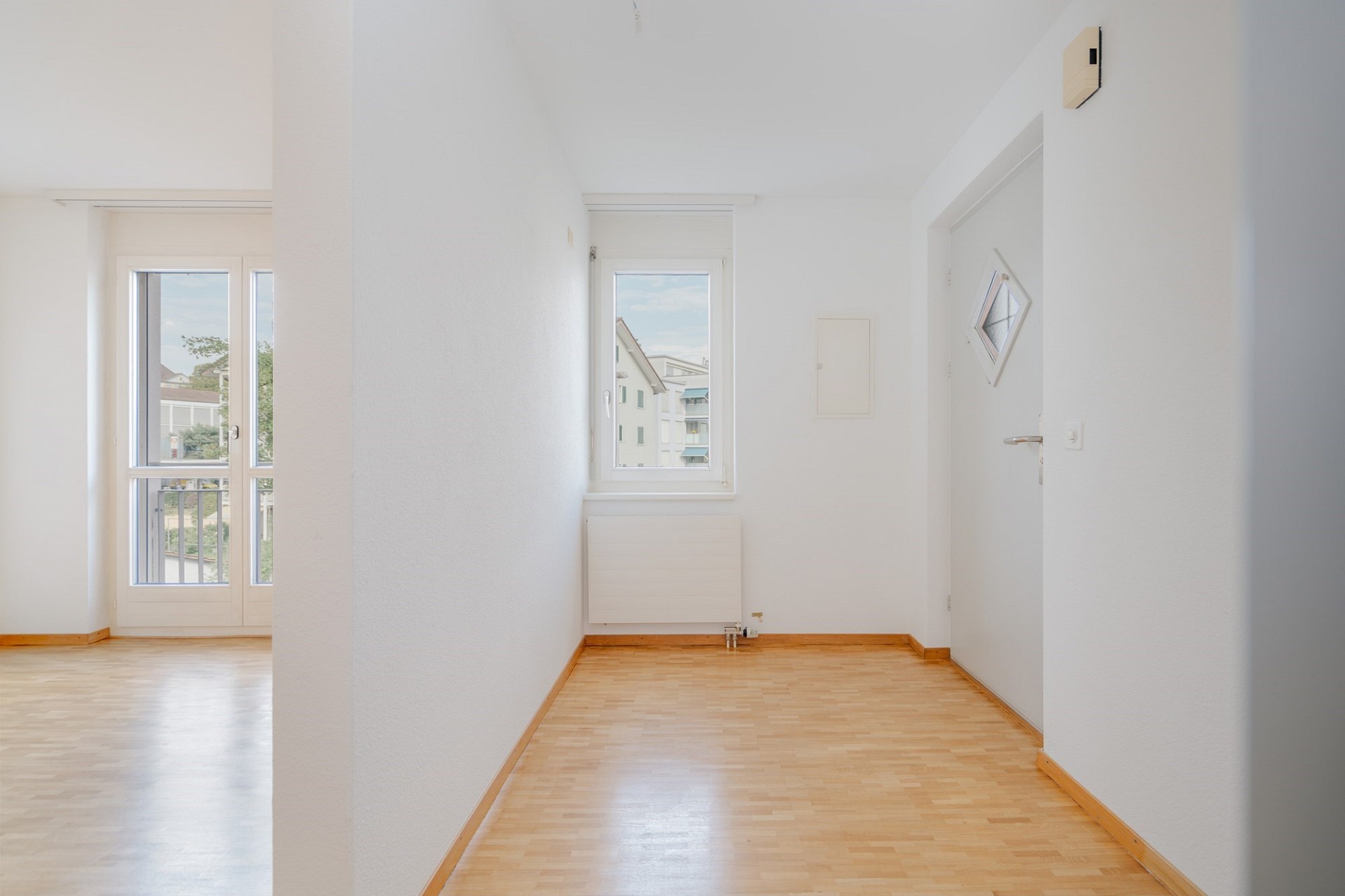Heller Flur mit Blick in angrenzende Wohnräume