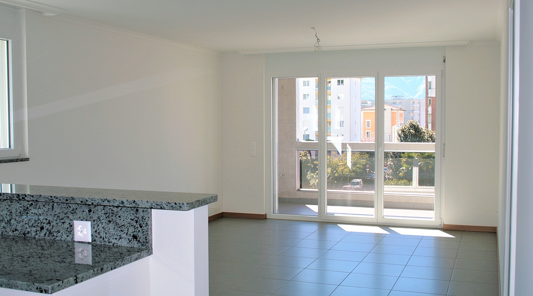 Heller Wohnbereich mit Balkon und Blick nach draußen