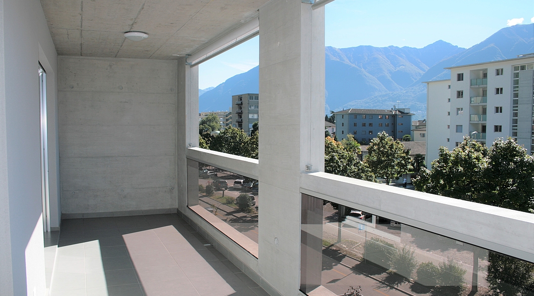 Moderner Balkon mit Bergblick