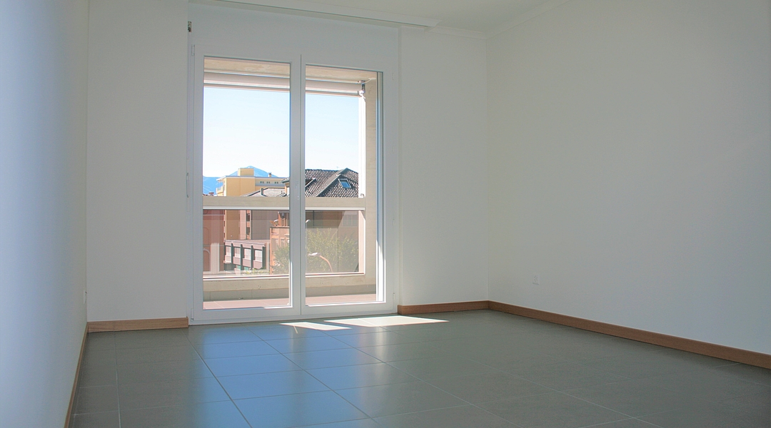 Leerer heller Raum mit großem Fenster