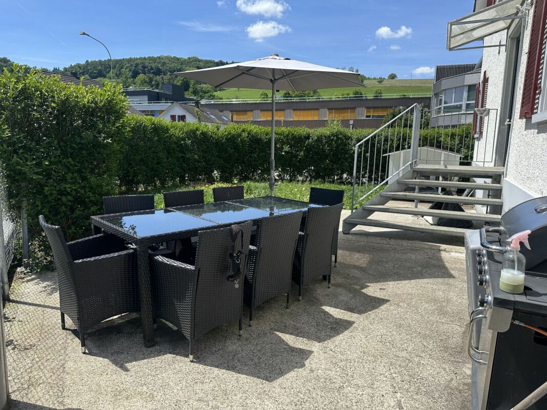 Terrasse mit Esstisch und Grill
