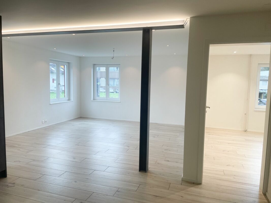 Helles, leerstehendes Wohn-/Esszimmer mit Durchgang
