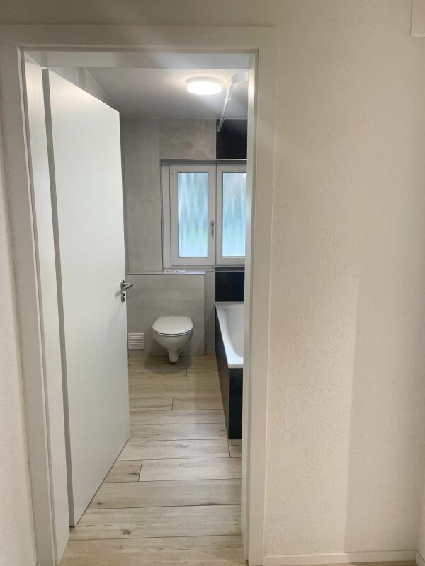 Blick in ein kleines Badezimmer
