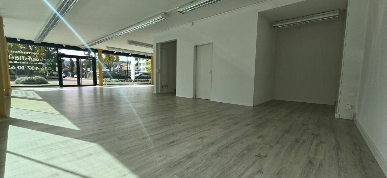 Großer leerer Gewerberaum mit Schaufensterfront