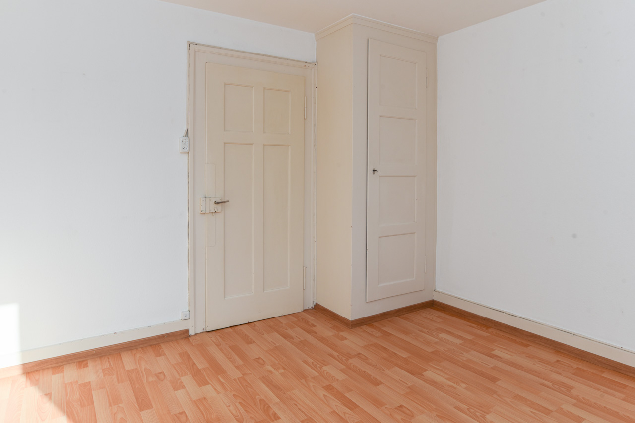 Helles, leerstehendes Zimmer mit zwei Türen