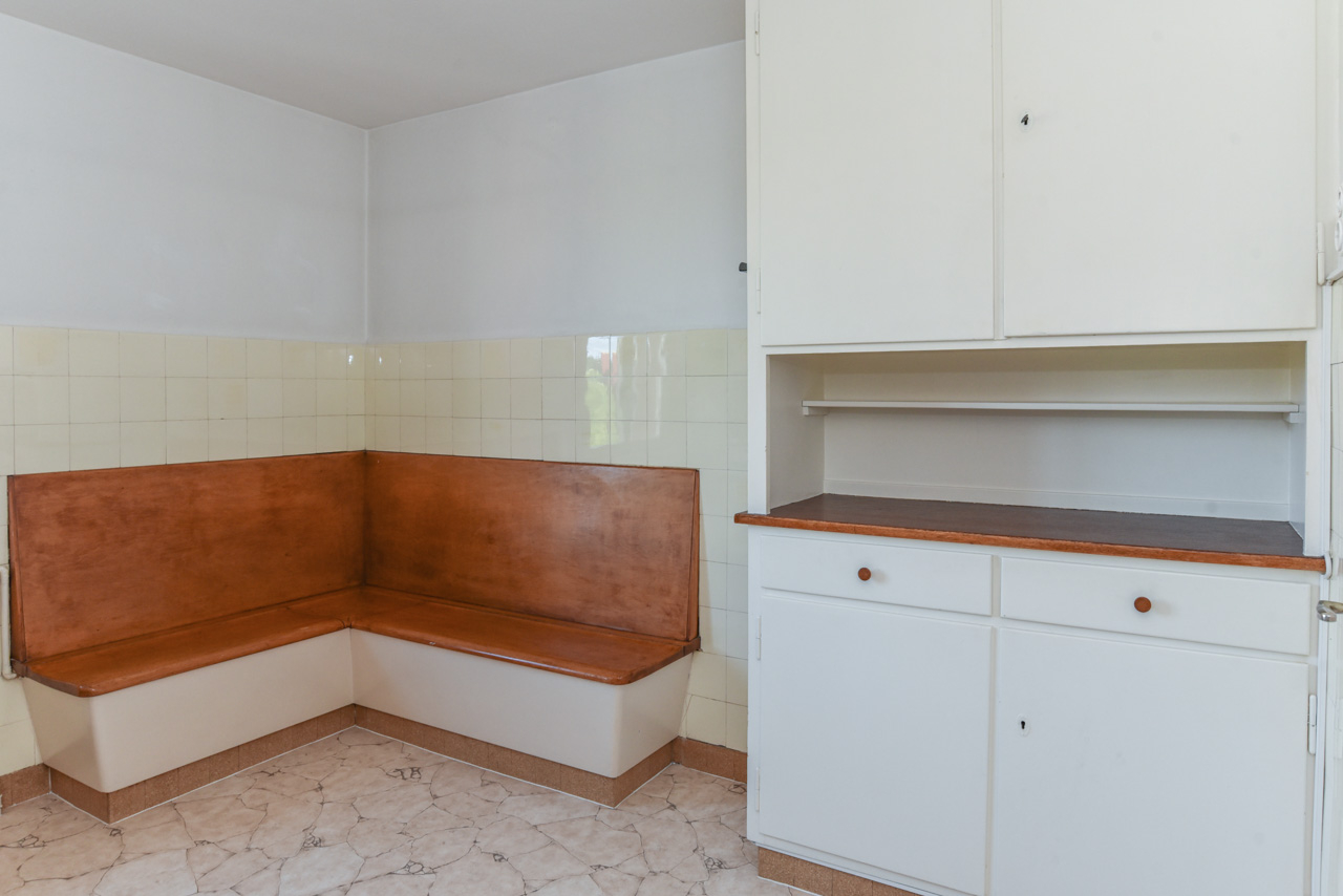 Kleine Wohnküche mit Sitzbank und Einbauschrank