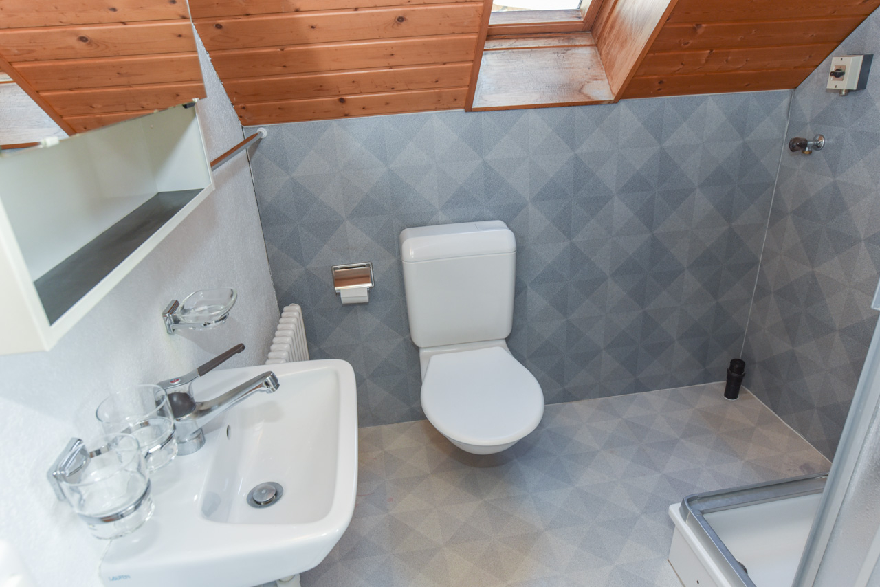 Kleines Badezimmer mit Dachschräge