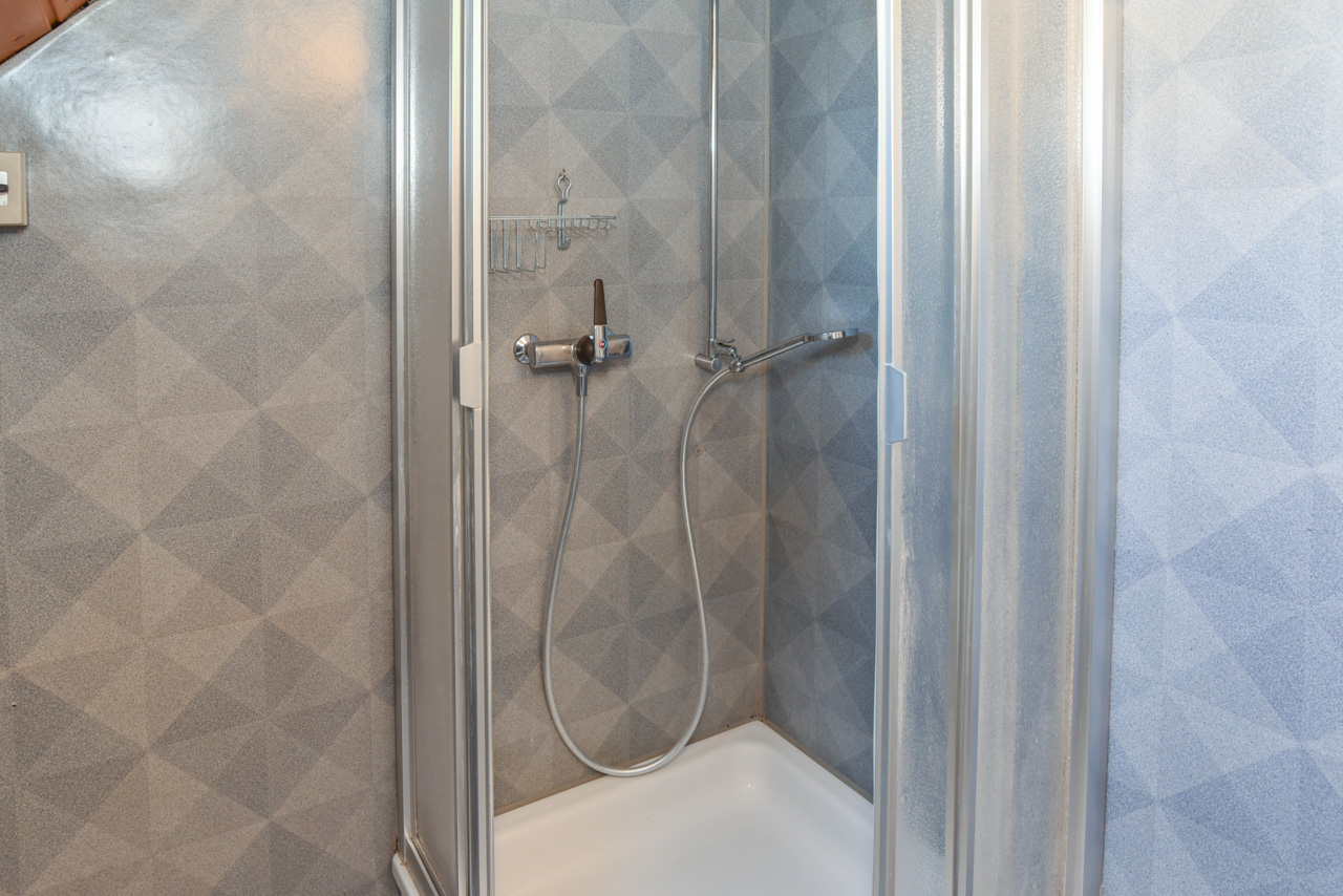 Badezimmer mit Duschkabine