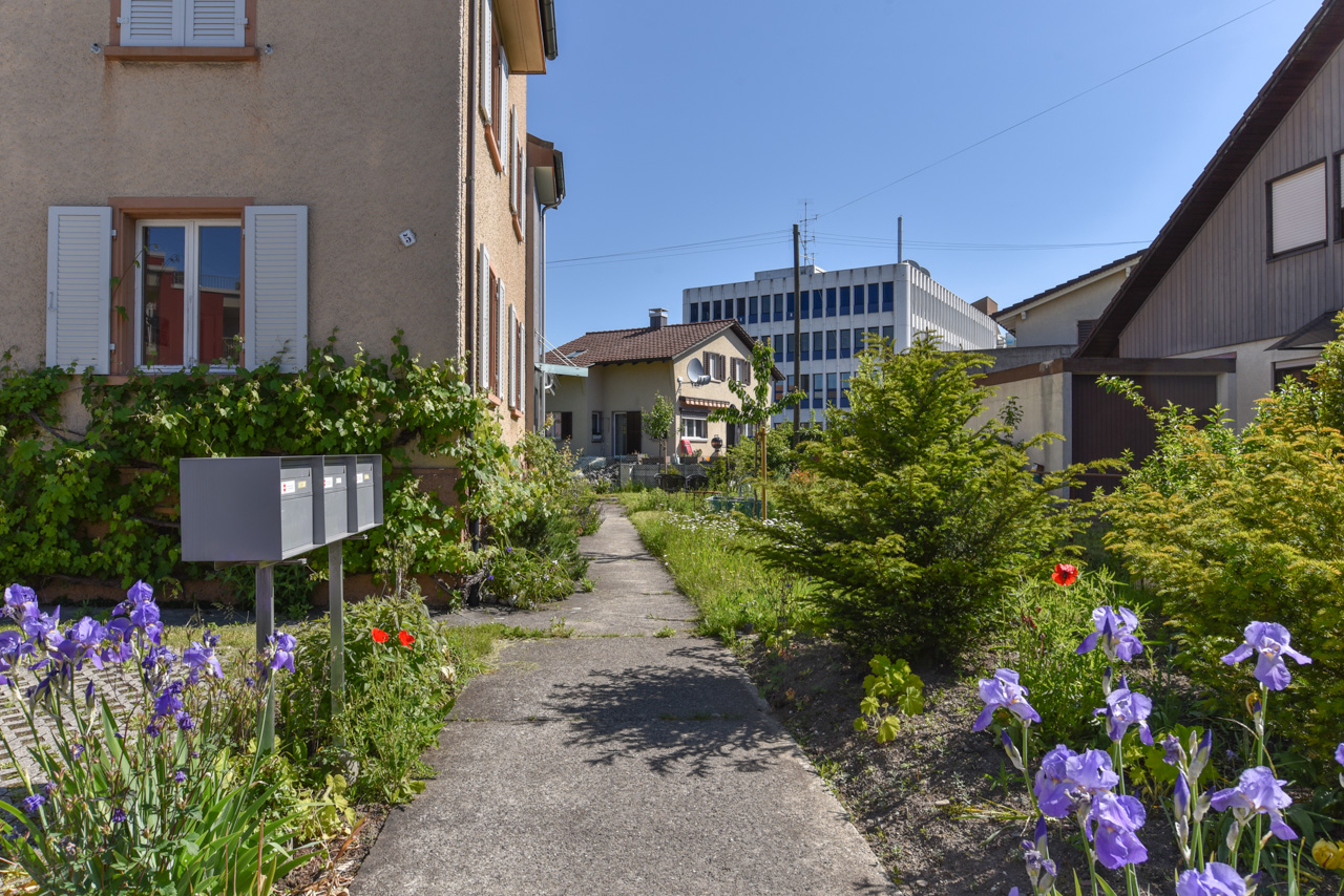 Wohnhaus mit Gartenweg