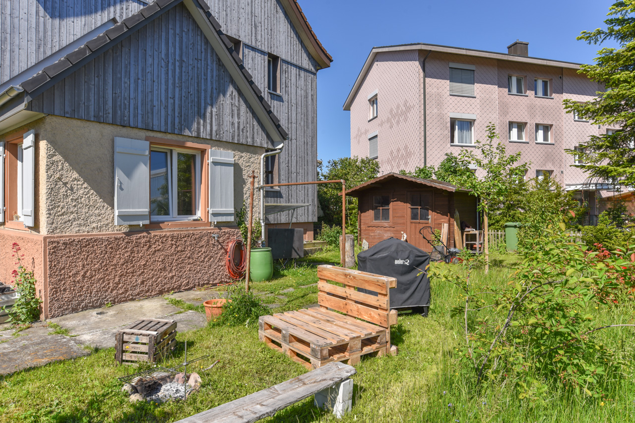 Garten mit Wohnhäusern