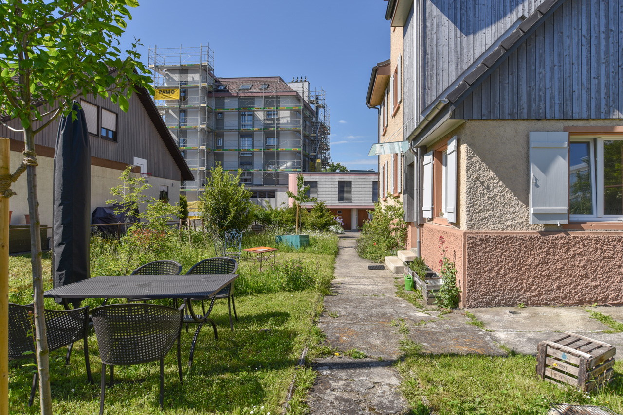Wohnhaus mit Garten und Nachbarschaftsübersicht