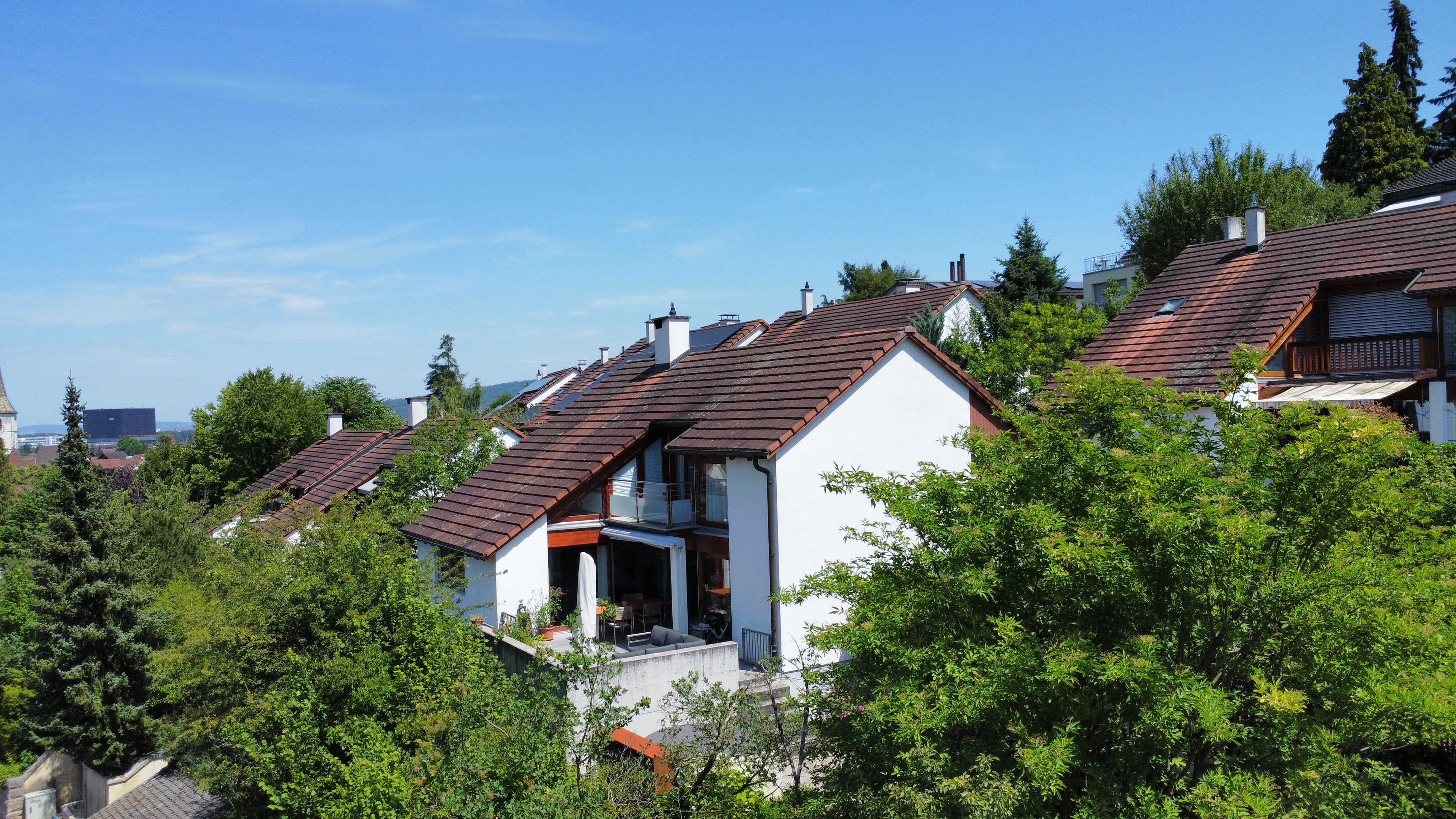 Wohnhäuser in grüner Hanglage