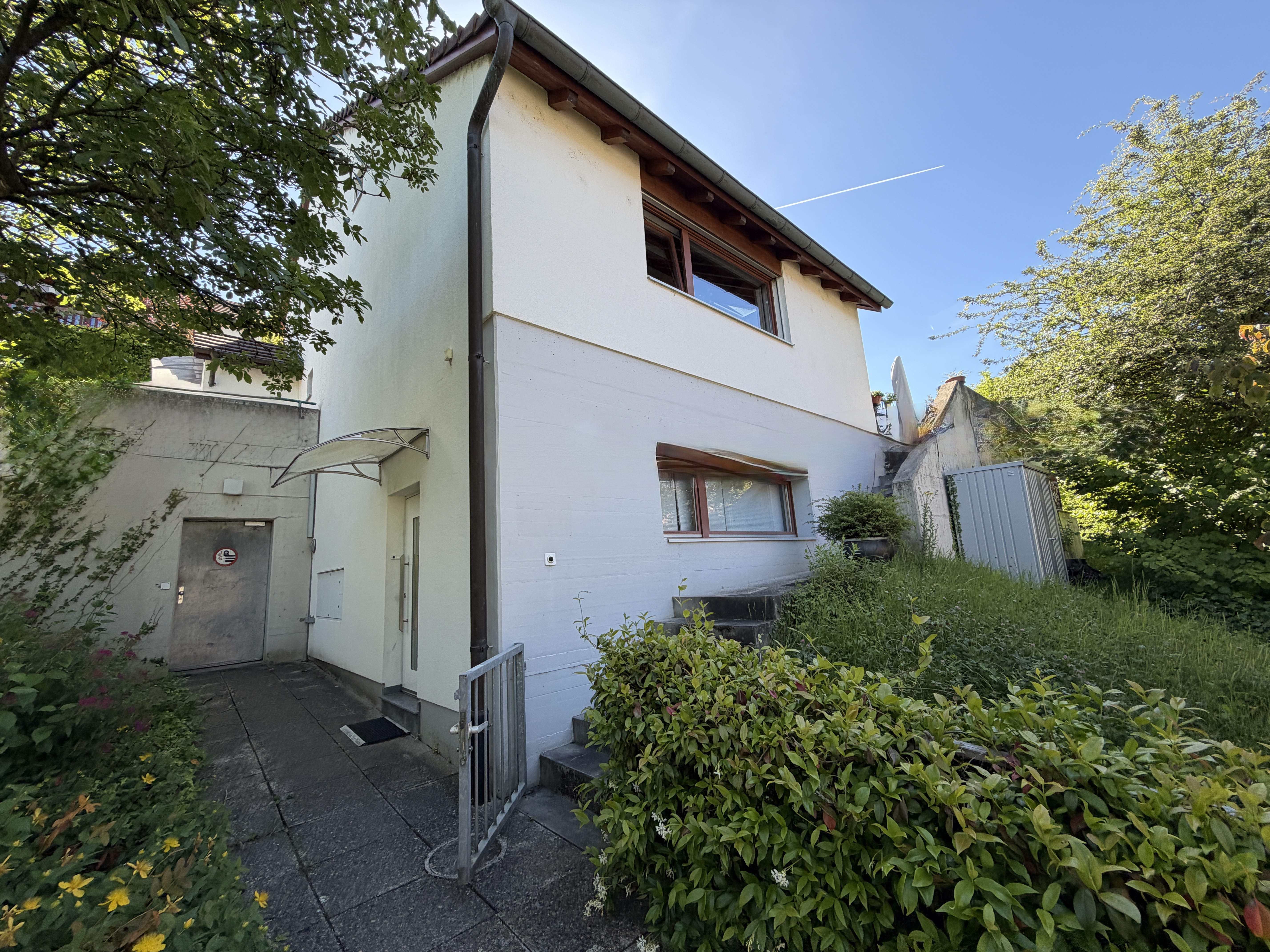 Außenansicht eines Wohnhauses mit Garten