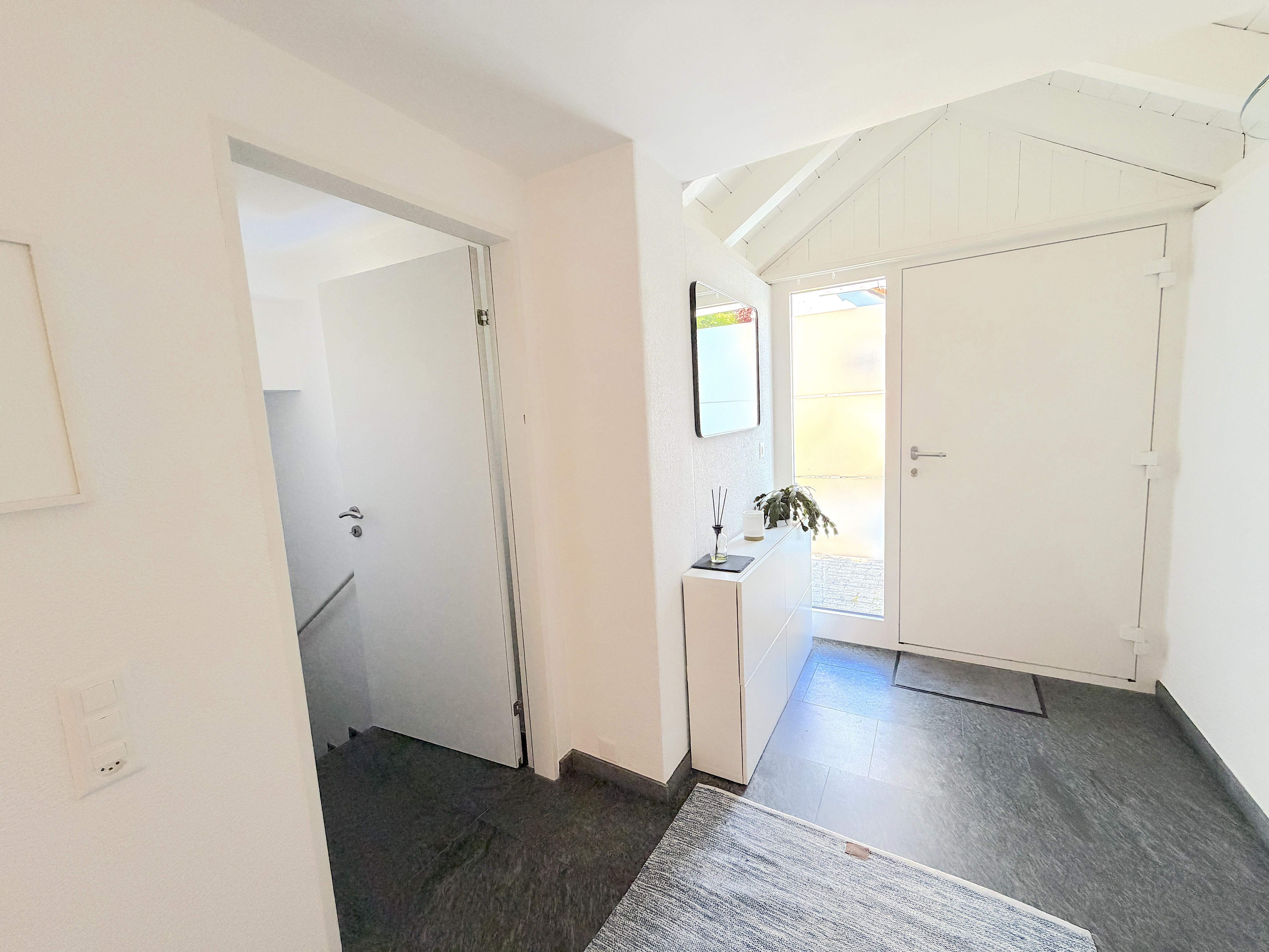 Heller Eingangsbereich mit weißem Interieur