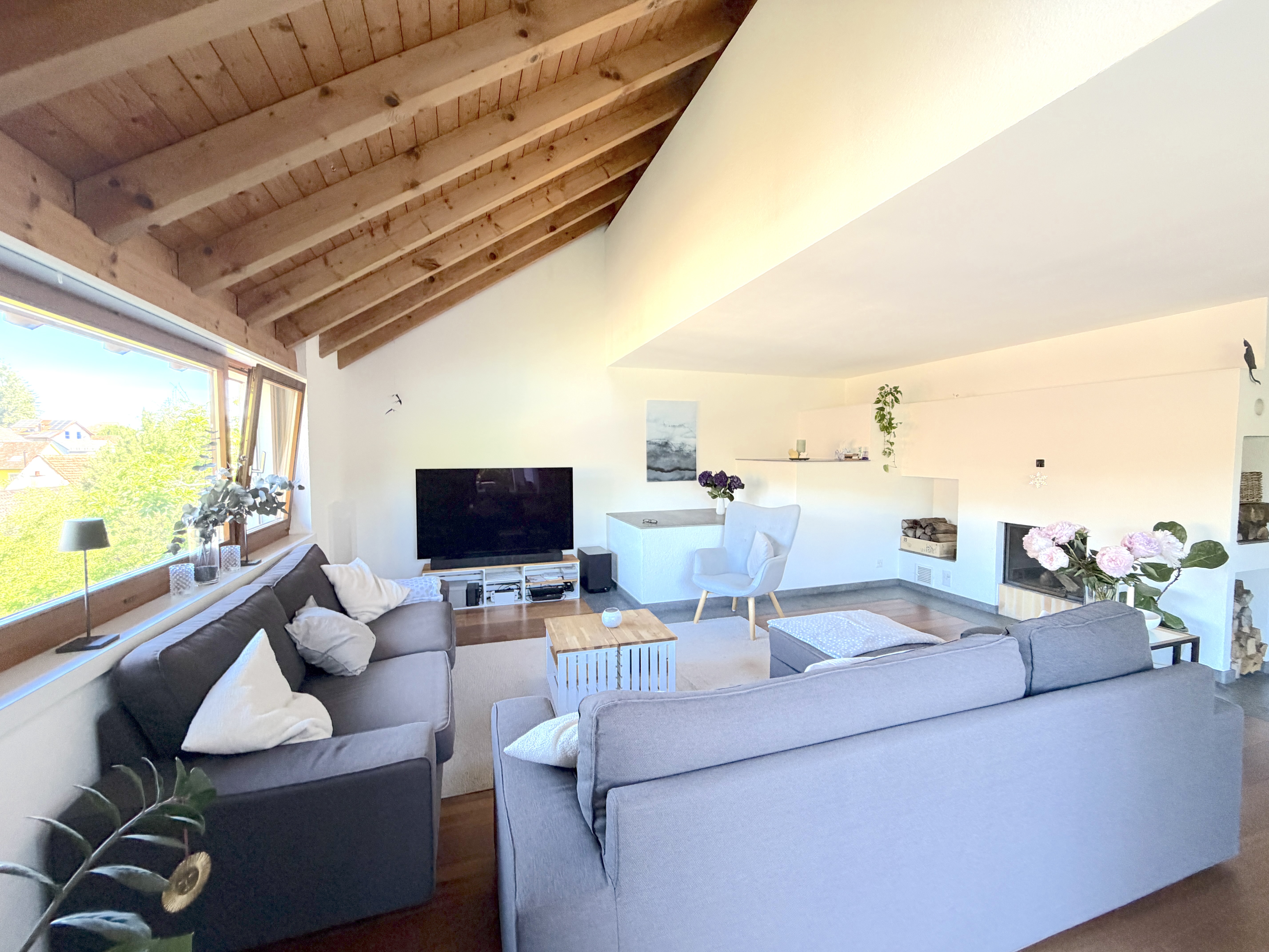 Helles Wohnzimmer mit sichtbaren Holzbalken
