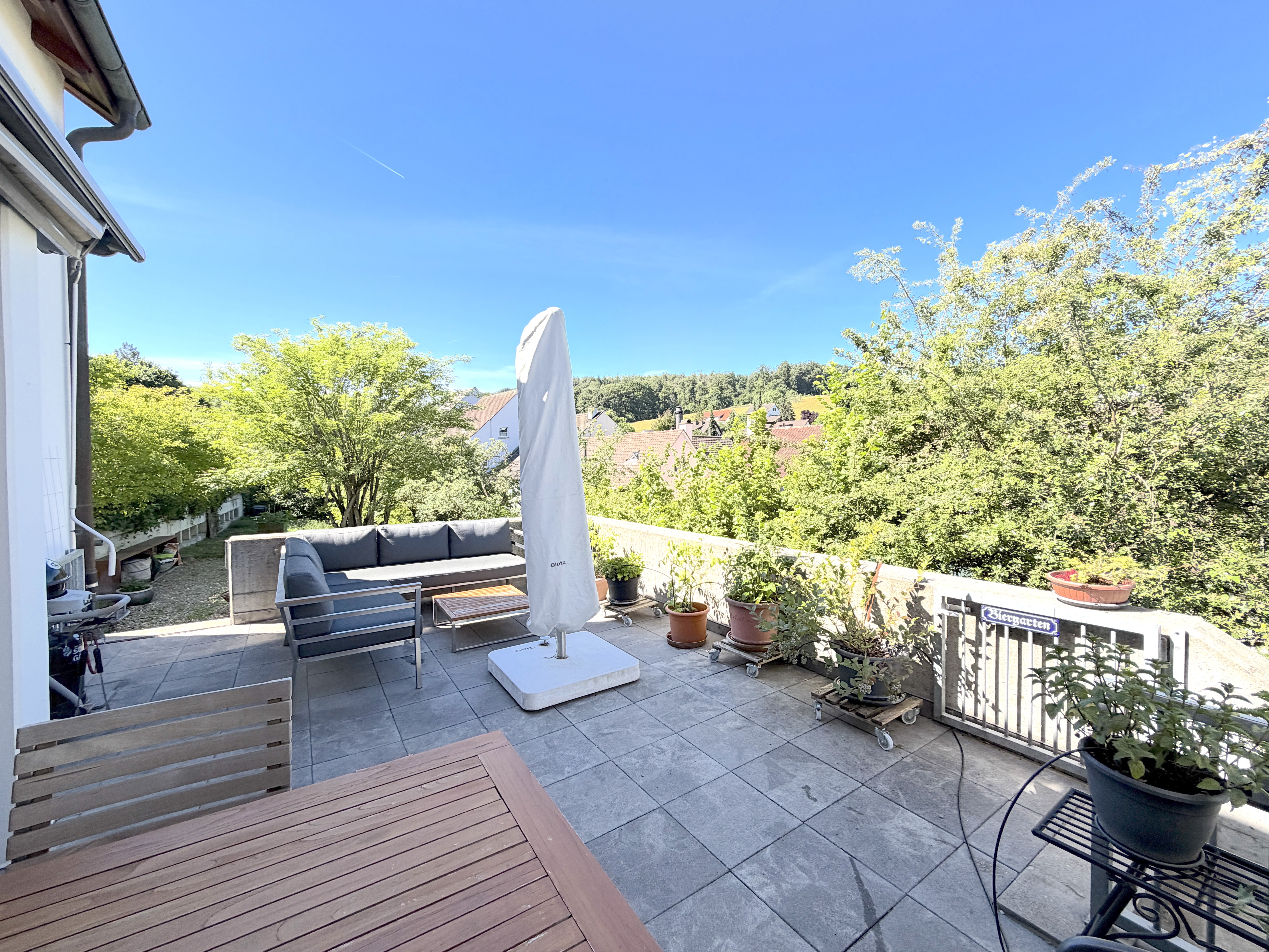Terrasse mit Sitzgruppe und Bergblick