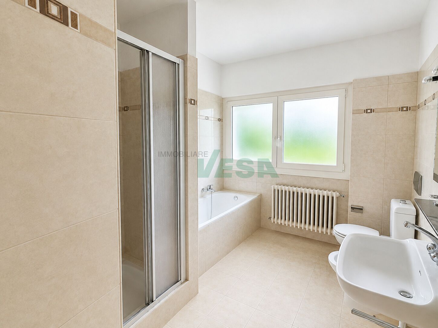 Modernes Badezimmer mit Badewanne, Dusche und Tageslichtfenster