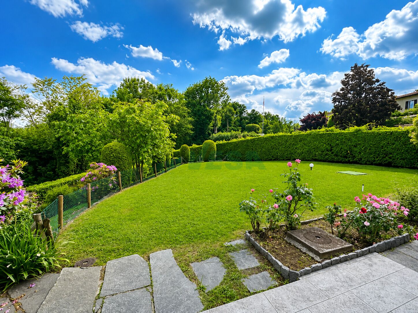 Großer gepflegter Garten mit Rasenfläche