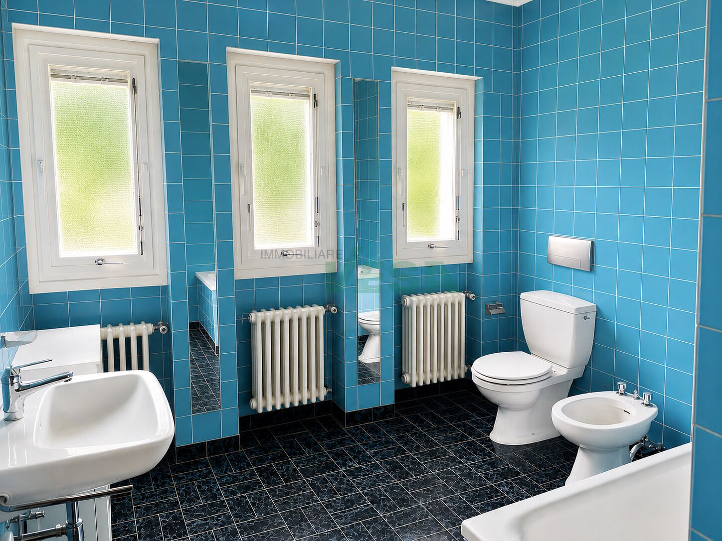 Hell gefliestes Badezimmer mit WC und Bidet