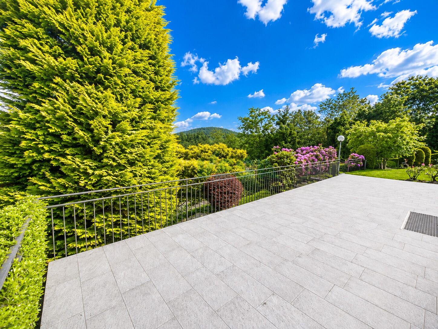 Terrasse mit Gartenblick