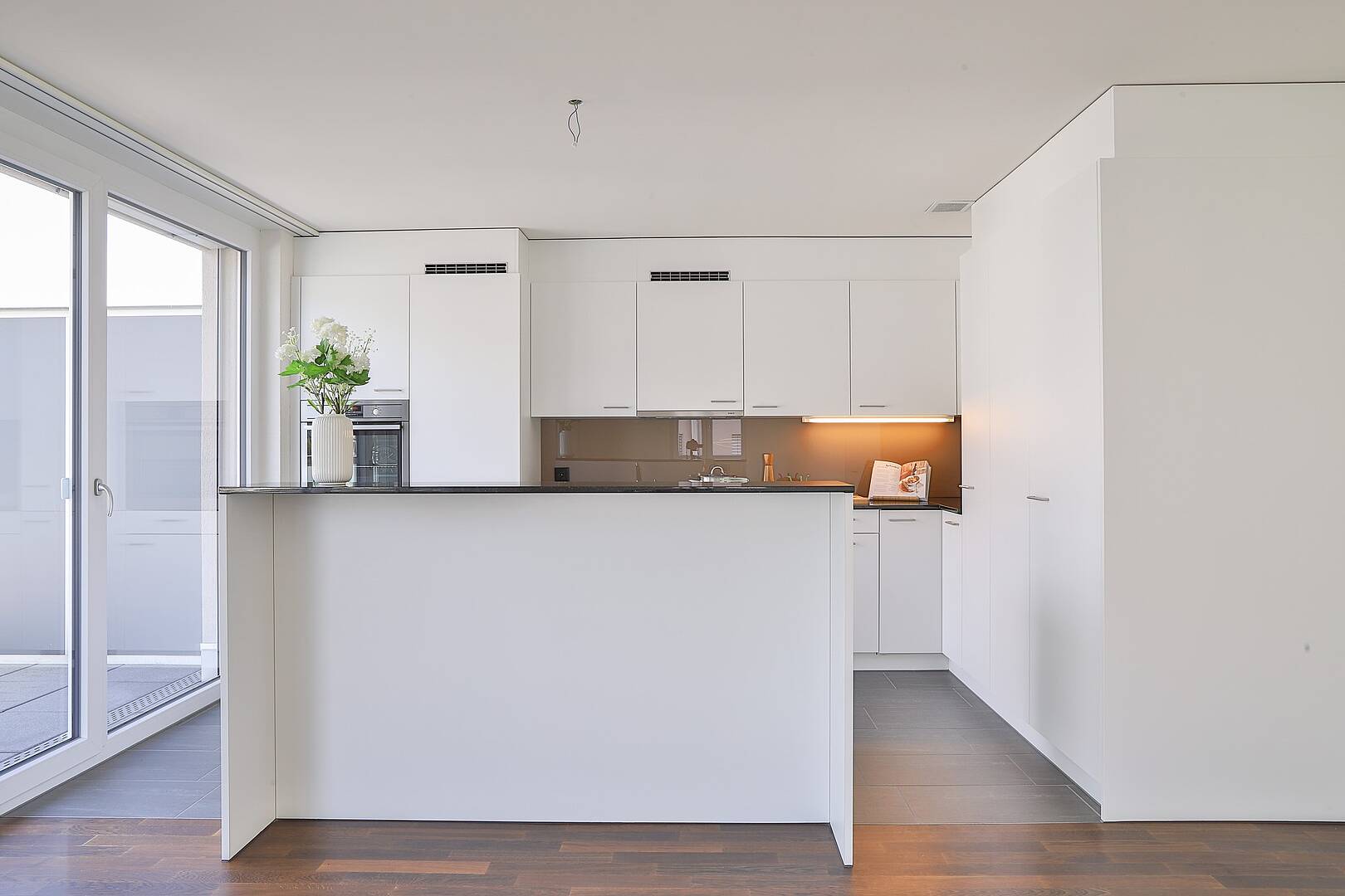 Moderne weiße Küche mit Insel