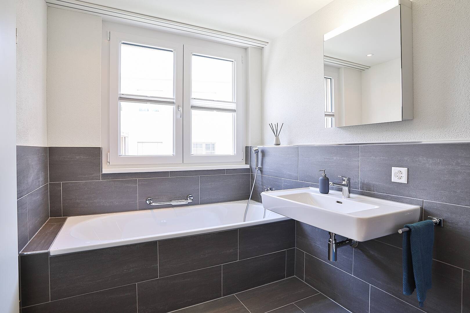 Modernes Badezimmer mit Badewanne und Waschtisch