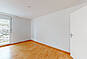 Leeres helles Zimmer mit Holzfußboden