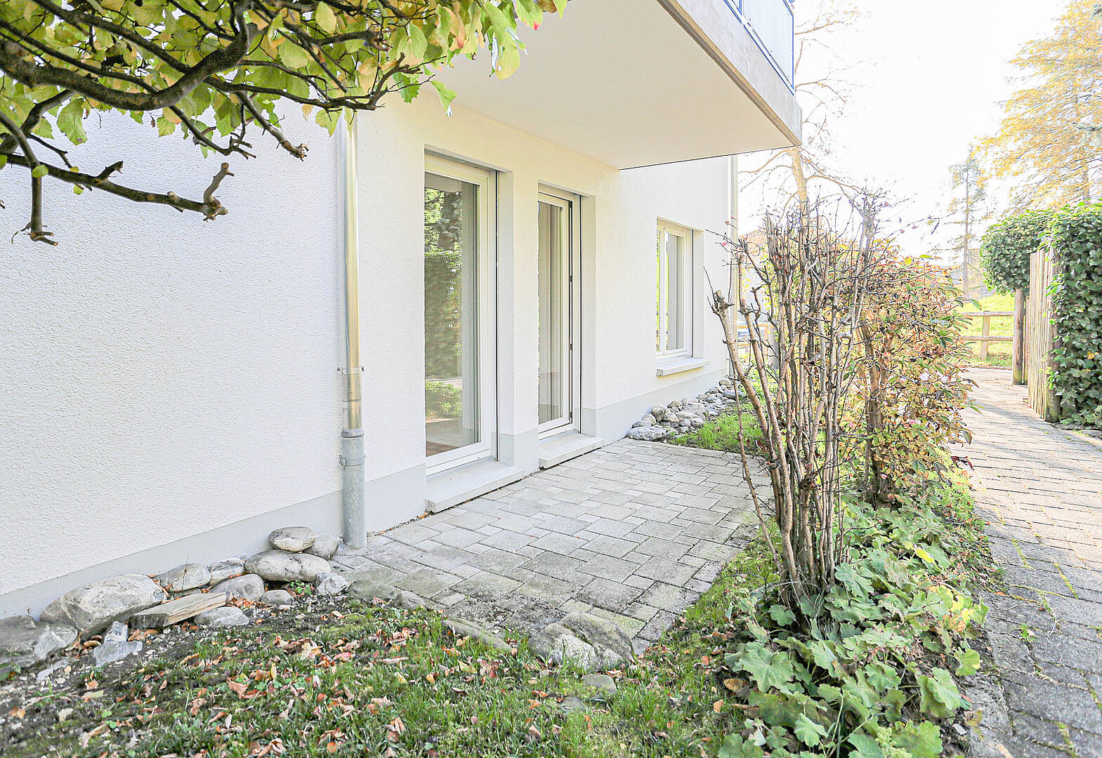 Außenansicht eines modernen Wohnhauses mit Gartenweg