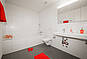 Modernes helles Badezimmer