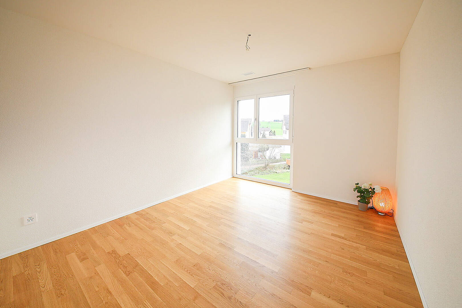Heller leerer Raum mit Balkon- oder Gartenblick