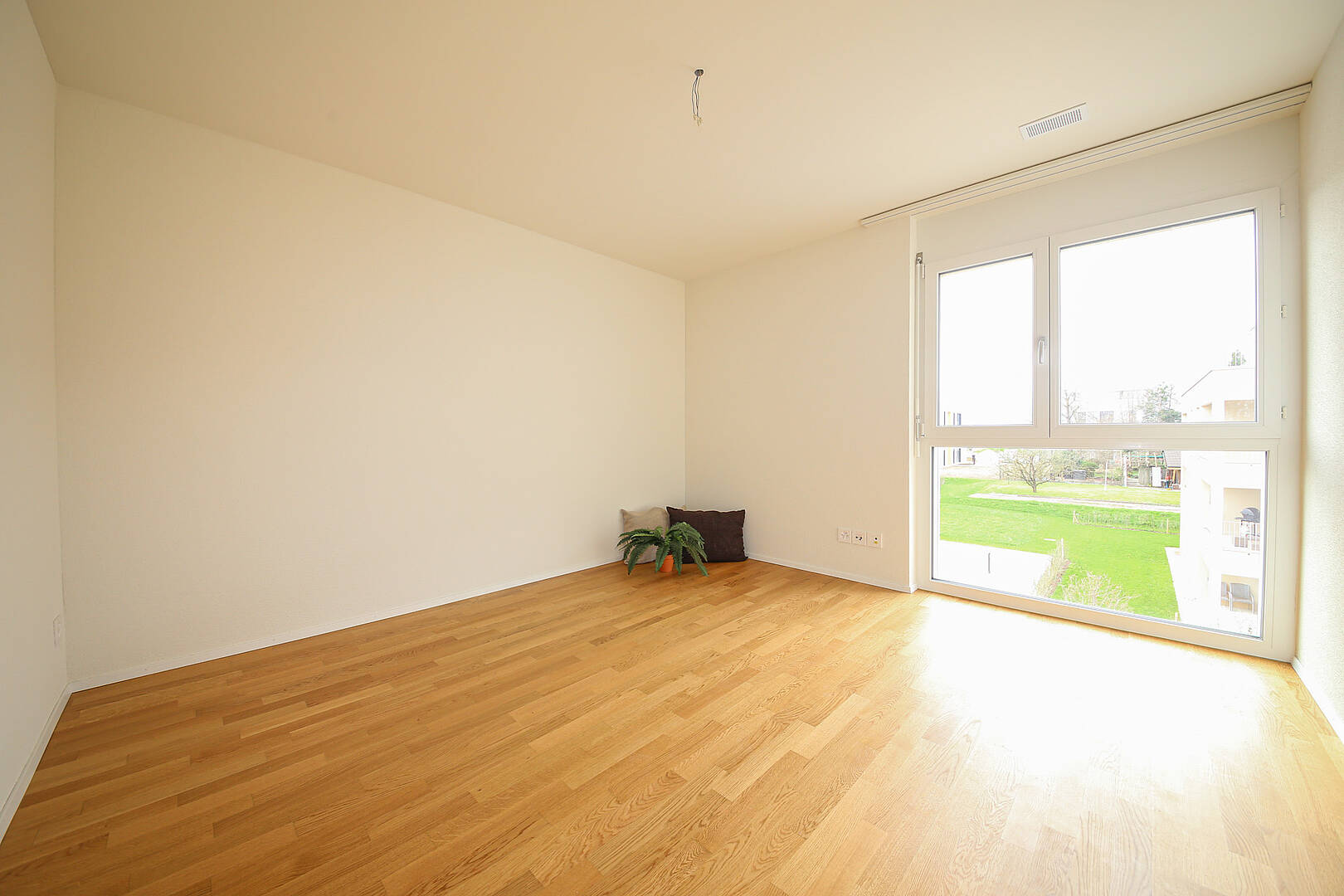 Helles, leeres Zimmer mit großem Fenster