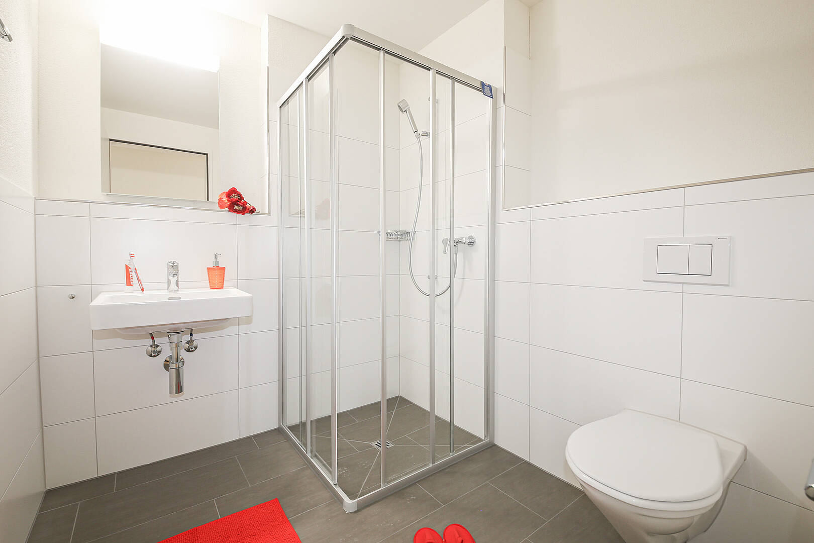 Modernes Badezimmer mit Duschkabine und wandhängendem WC