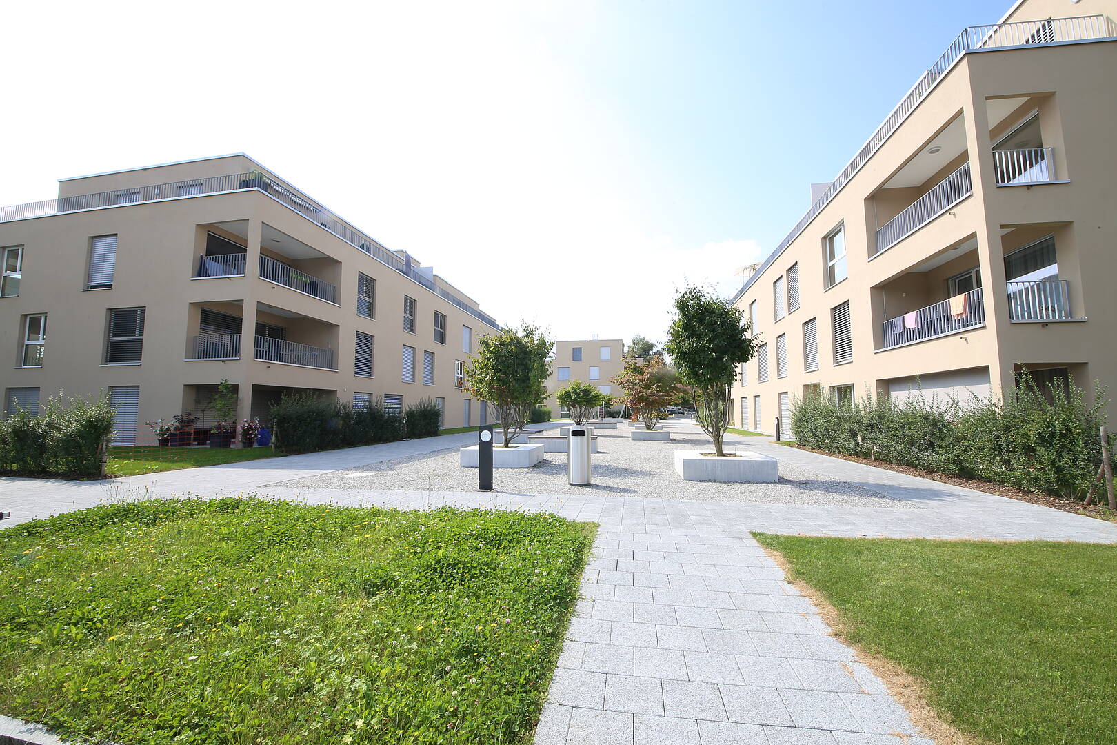 Moderner Wohnhof mit Mehrfamilienhäusern