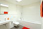 Helles modernes Badezimmer